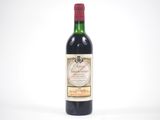 bouteille de vin rouge sur fond blanc sur fond blanc