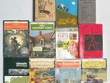 de nombreux livres qui se trouvent sur la table
