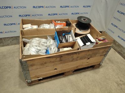 une boîte en bois remplie d'objets hétéroclites sur le sol