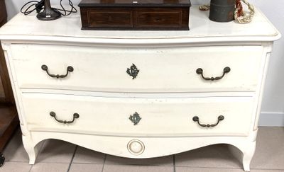 Commode en bois laqué blanc ouvrant à deux tiroirs.