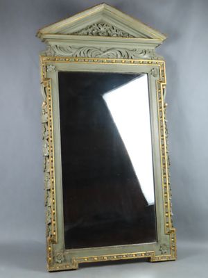 une photo d'un miroir posé sur une table blanche