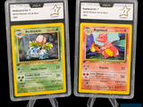 deux cartes Pokémon dans des pochettes en plastique sur un fond noir