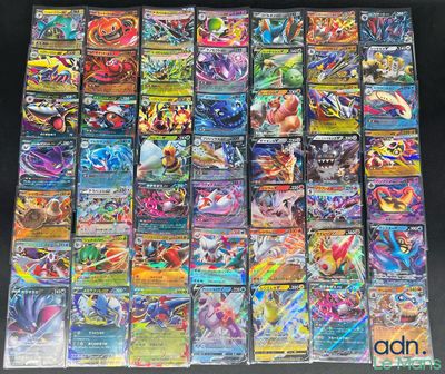 une grande collection de cartes Pokémon posée sur une table
