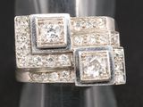 un gros plan d'une bague sertie de trois diamants