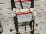 une échelle qui a été enveloppée dans un morceau de tissu