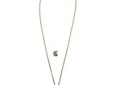 un collier en or avec un pendentif en pierre verte et une chaîne en or