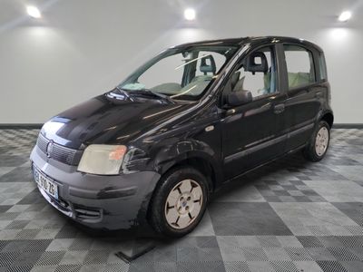 la photo d'une petite camionnette noire garée dans un garage