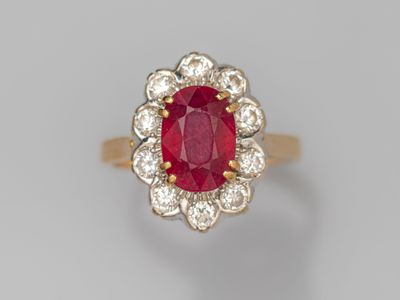 Bague en or deux tons 750°/°° (18K); sertie d'un rubis taill… - Photo 1