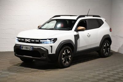 Le petit SUV blanc est garé dans une grande pièce.