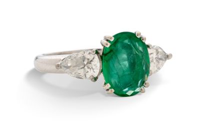 Bague “Emeraude” Emeraude ovale et diamants poires