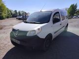 la photo d'une camionnette blanche garée sur un parking