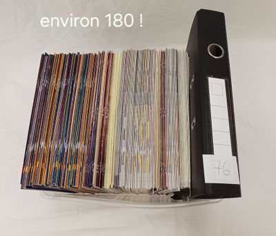 un classeur noir sur lequel sont collés tout un tas de documents