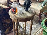 une petite table sur laquelle est posée une bougie, dans un salon
