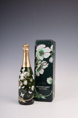 la bouteille de champagne est à côté de la boîte sur la table