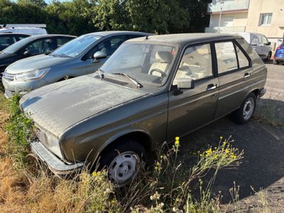 de nombreuses voitures anciennes garées les unes à côté des autres sur un parking