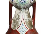 un vase rouge orné d'un motif floral