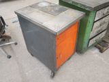 une vieille armoire en métal à deux tiroirs et une chaise