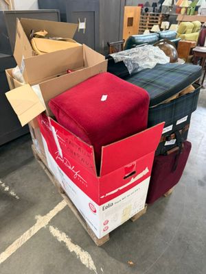 beaucoup de bagages posés sur des cartons dans un entrepôt