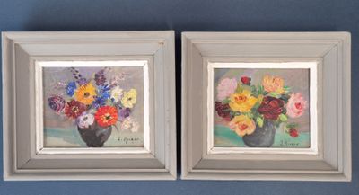 deux tableaux représentant des fleurs dans un vase, sur un mur bleu