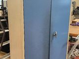 une armoire bleue au milieu d'une pièce