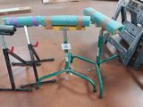 une table sur laquelle est posé un tuyau, dans une pièce