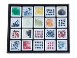 un gros plan sur une boîte de dominos de différentes couleurs et formes