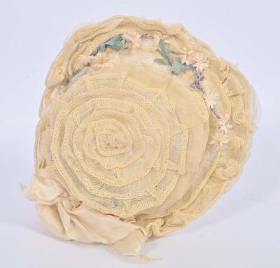 une image représentant un chapeau orné d'une fleur