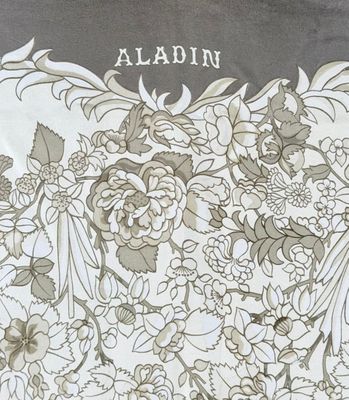 un gros plan sur un livre orné d'une illustration de fleurs