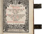 un vieux livre orné d'un motif en noir et blanc