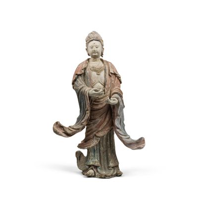 une image représentant une statue d'une personne vêtue d'une robe