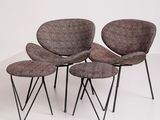 trois chaises et un tabouret dans une pièce sur fond blanc