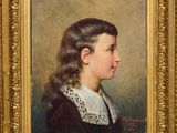 portrait d'une jeune fille vêtue d'une robe marron à col blanc