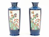 deux vases décorés de fleurs et d'oiseaux