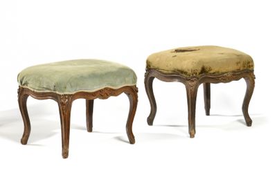 deux petits tabourets avec des coussins rembourrés