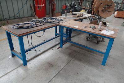 une photo d'un établi dans une usine, avec de nombreux outils