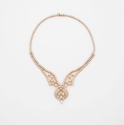 un collier en or orné de perles et d'un pendentif en forme de papillon