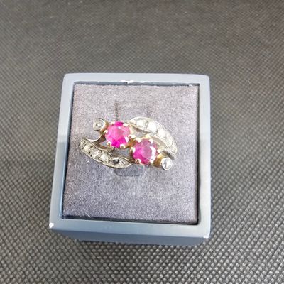 gros plan d'une bague dans une boîte sur une table