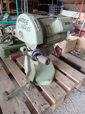 une machine posée sur une palette