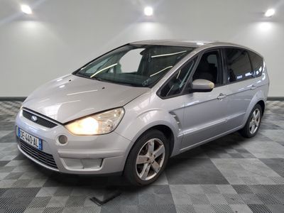 la photo d'une voiture argentée garée dans un garage