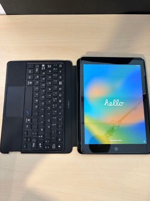 une tablette et un clavier posés côte à côte sur un bureau