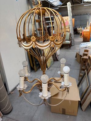 un lustre suspendu au milieu d'une pièce
