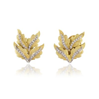 une paire de boucles d'oreilles en or et en diamants en forme de feuille