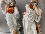 deux figurines représentant un homme et une femme, posées sur une étagère