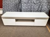 un téléviseur blanc posé sur une table blanche