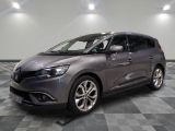 la voiture grise est garée sur un carrelage à carreaux