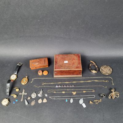 un assortiment de bijoux comprenant une boîte en bois, une montre, un collier et d'autres articles