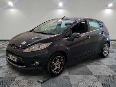 la voiture est garée sur le sol en damier du garage