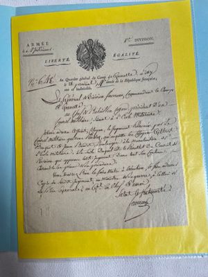 un vieux document avec une bordure jaune sur fond bleu