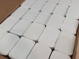 une boîte remplie de papier toilette posée sur une table