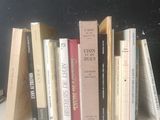 beaucoup de livres qui traînent sur une étagère
